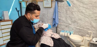 İsrail saldırısı sonucu muayenehanesi kullanılamaz hale gelen Filistinli diş hekimi hastalarını çadırda tedavi ediyor