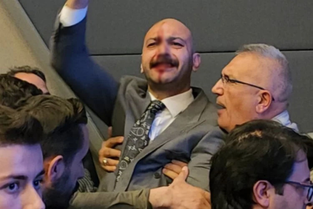 Mazbata töreninde kavga! MHP'li isim, zafer işareti yapan CHP'li Meclis Üyesi'ne kafa atıp burnunu kırdı
