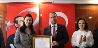 AK Parti'den Niğde Belediye Başkanlığına yeniden seçilen Emrah Özdemir mazbatasını aldı