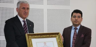 AK Parti'den Of Belediye Başkanlığına yeniden seçilen Salim Salih Sarıalioğlu mazbatasını aldı