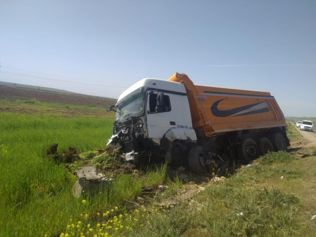 Şanlıurfa'da otomobil ile kamyon çarpıştı! 1'i polis 4 kişi hayatını kaybetti