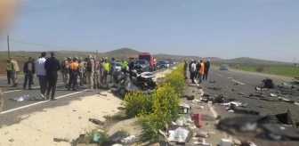 Şanlıurfa'da otomobil ile kamyon çarpıştı! 1'i polis 4 kişi hayatını kaybetti