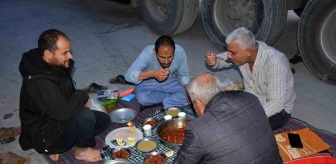 Tır Şoförleri Ramazanda Yemeklerini Kendi Hazırlıyor