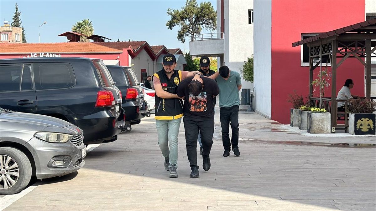 Adana'da çalınan ciple park halindeki araçlara çarpan şüpheliler yakalandı