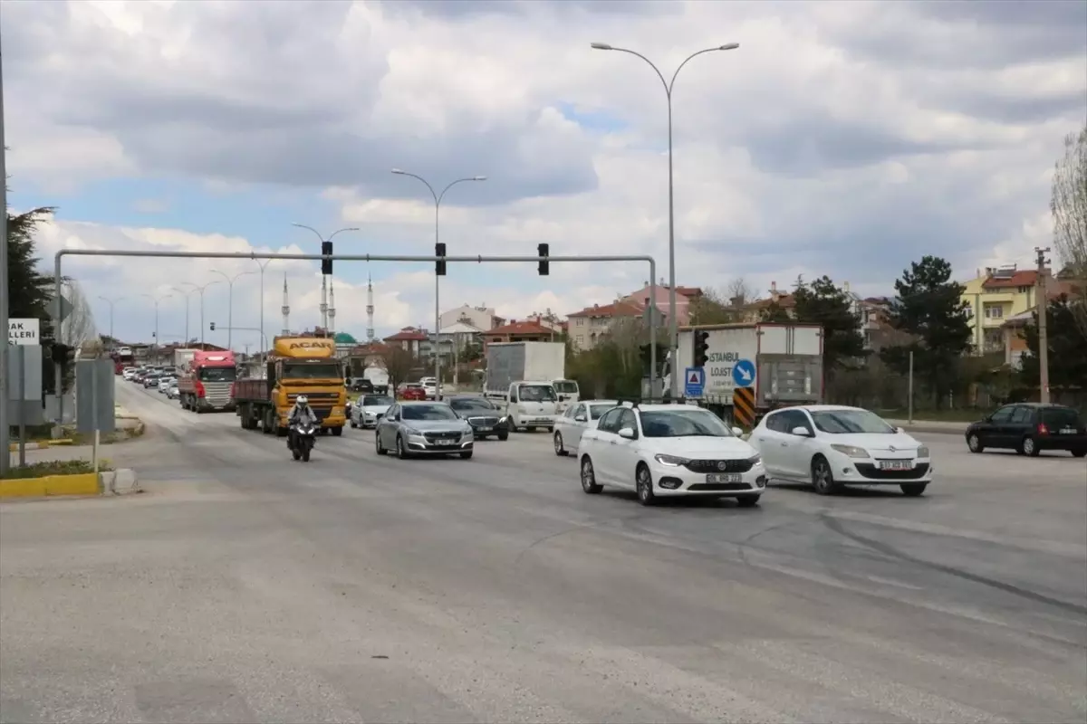 Ramazan Bayramı dolayısıyla Afyonkarahisar-Antalya kara yolunda trafik yoğunluğu yaşanıyor