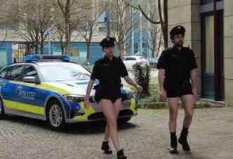 Alman polisi, üniforma tedarik sorununu pantolonlarını çıkararak protesto etti