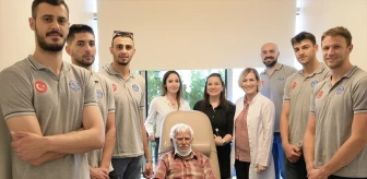 Arkas Spor, onkoloji hastalarını ziyaret etti