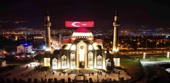 Kadir Gecesi'nde Nihal Atakaş Camii'nde 500 Kur'an-ı Kerim dağıtıldı