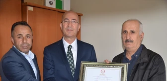 AK Parti'den Esendere Belde Belediye Başkanı seçilen Dırbaz Büyüksu mazbatasını aldı