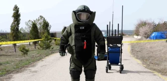 Bomba Uzmanları Hayatlarını Tehlikeye Atarak Olası Faciaları Önlemeye Çalışıyor