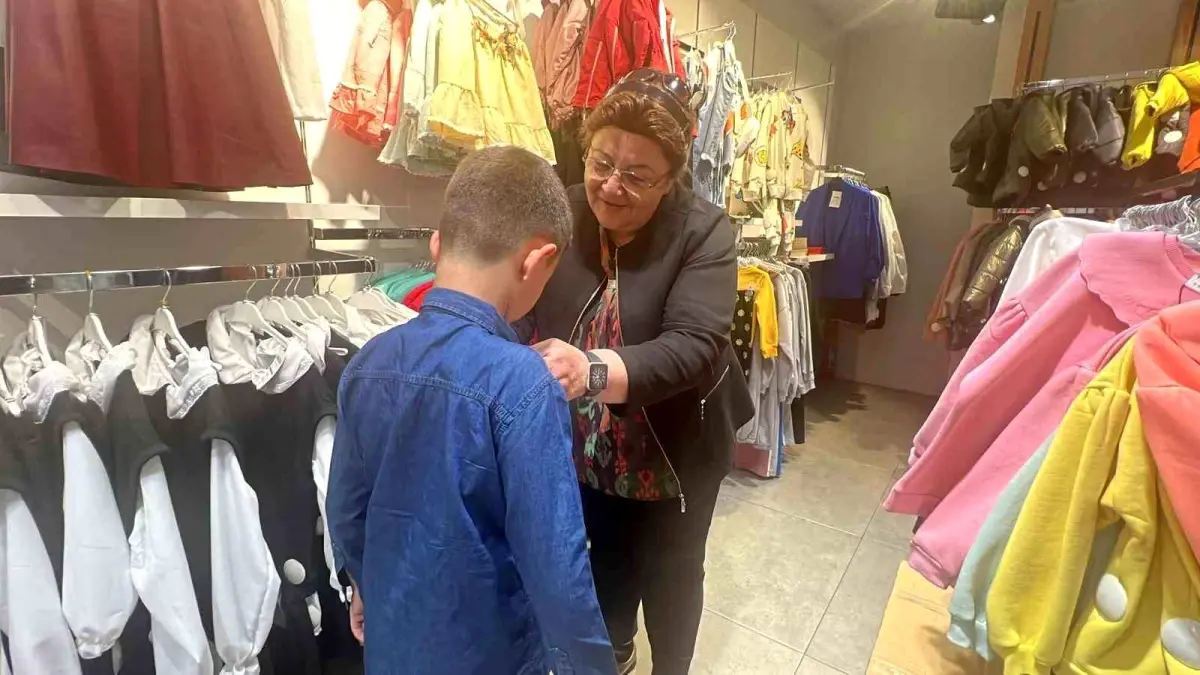 Şengül Geldi, ihtiyaç sahibi ailelere bayram sevinci yaşatıyor