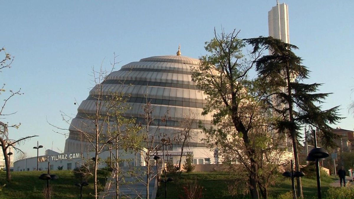 Kartal'daki Ahmet Yılmaz Camii'nin Yarım Küre Şeklindeki Mimarisi Göz Dolduruyor