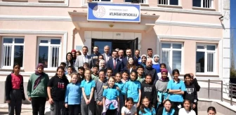 Afyonkarahisar Şuhut Kaymakamı Atlıhisar Ortaokulu'nda kütüphane açılışına katıldı