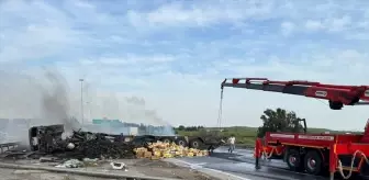 Mersin'de muz yüklü tır devrildi ve yandı, sürücü yaralandı