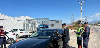Serik'te Jandarma Ekipleri Yol Kontrolünde Bilgilendirme Yaptı