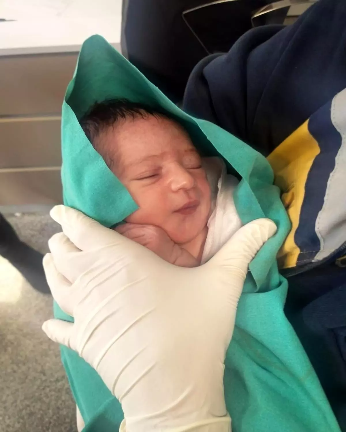 Aksaray'da Kundağa Sarılı Bebek Cami Avlusuna Bırakıldı