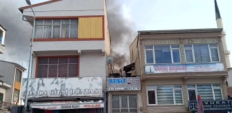 Kayseri'de 2 Katlı Binanın Avlusunda Yangın Çıktı