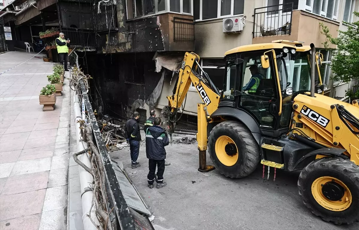 Beşiktaş'ta yangın sonrası elektrik kesintisi gideriliyor
