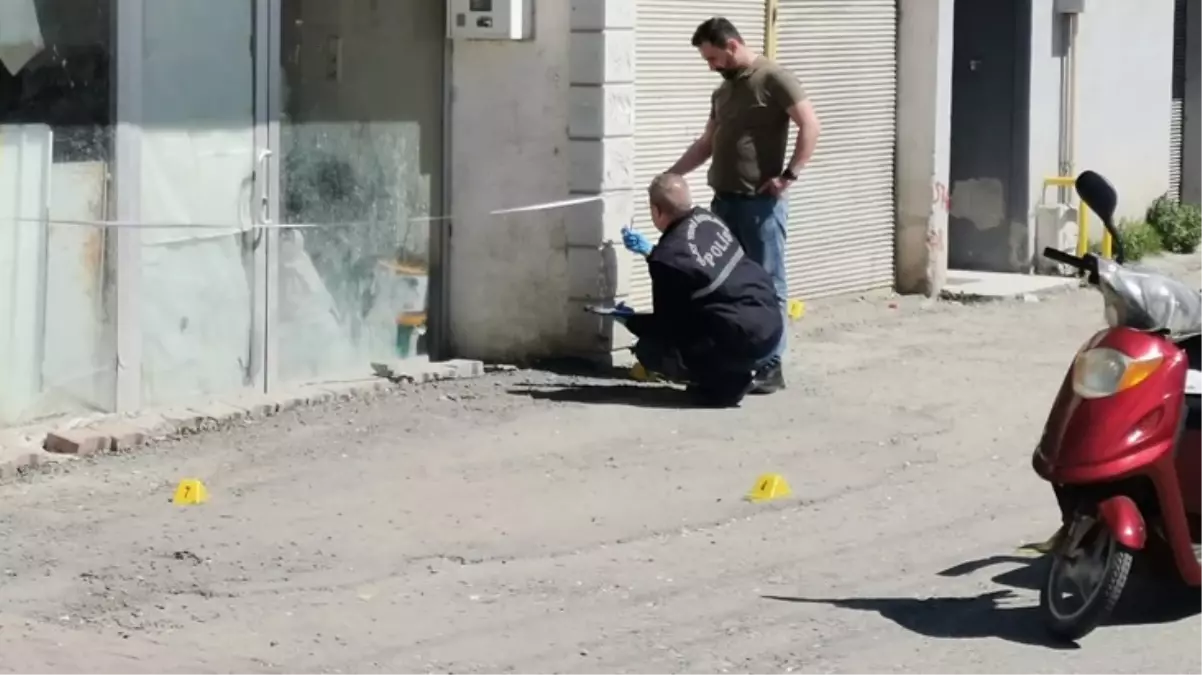 Boşanma davası açan eşine kurşun yağdırıp intihara kalkıştı