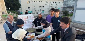 Ortahisar Belediye Başkanı Ahmet Kaya, iftar çadırında vatandaşlara yemek dağıttı