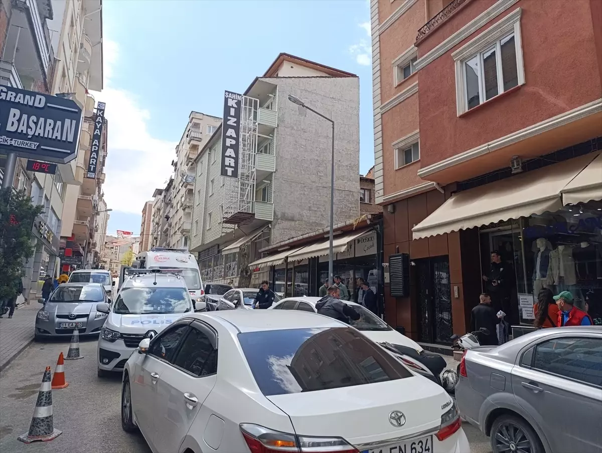 Bilecik'te Giyim Mağazasında Bıçaklı Kavga: 2 Yaralı