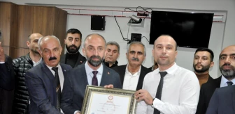 AK Parti'den Çukurca Belediye Başkanı Nazmi Demir'e mazbata verildi