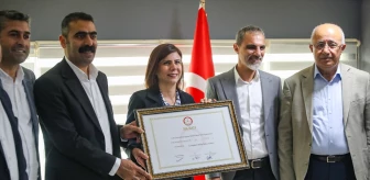 DEM Parti'den Diyarbakır Büyükşehir Belediye Başkanı Ayşe Serra Bucak Küçük mazbatasını aldı