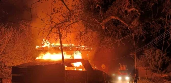 Denizli'de gece saatlerinde iki katlı binada çıkan yangın geceyi aydınlattı