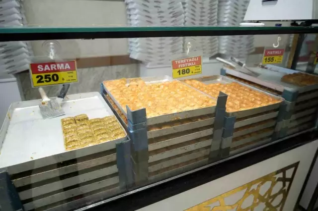 Şirinevler'de Ucuz Baklava İçin Uzun Kuyruklar Oluştu Şirinevler'de Ucuz Baklava İçin Uzun Kuyruklar Oluştu
