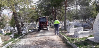 Sorgun Belediyesi Ramazan Bayramı öncesinde mezarlıklarda temizlik çalışması gerçekleştirdi