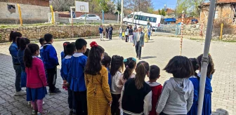 Tokat'ta Öğrenciler Sosyal Sorumluluk Projesiyle Köy Okulu Arkadaşlarını Sevindirdi