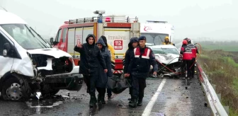 Diyarbakır-Eğil yolunda otomobil ile minibüsün kafa kafaya çarpıştığı trafik kazasında 3 kişi öldü, 2'si ağır 5 kişi yaralandı