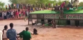Kenya'da sel sularına kapılan otobüsteki 51 kişi halat yardımıyla kurtarıldı