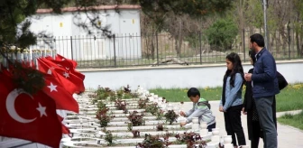 Erzincan'da Vatandaşlar Bayram Öncesi Mezarlık Ziyaretlerine Devam Ediyor