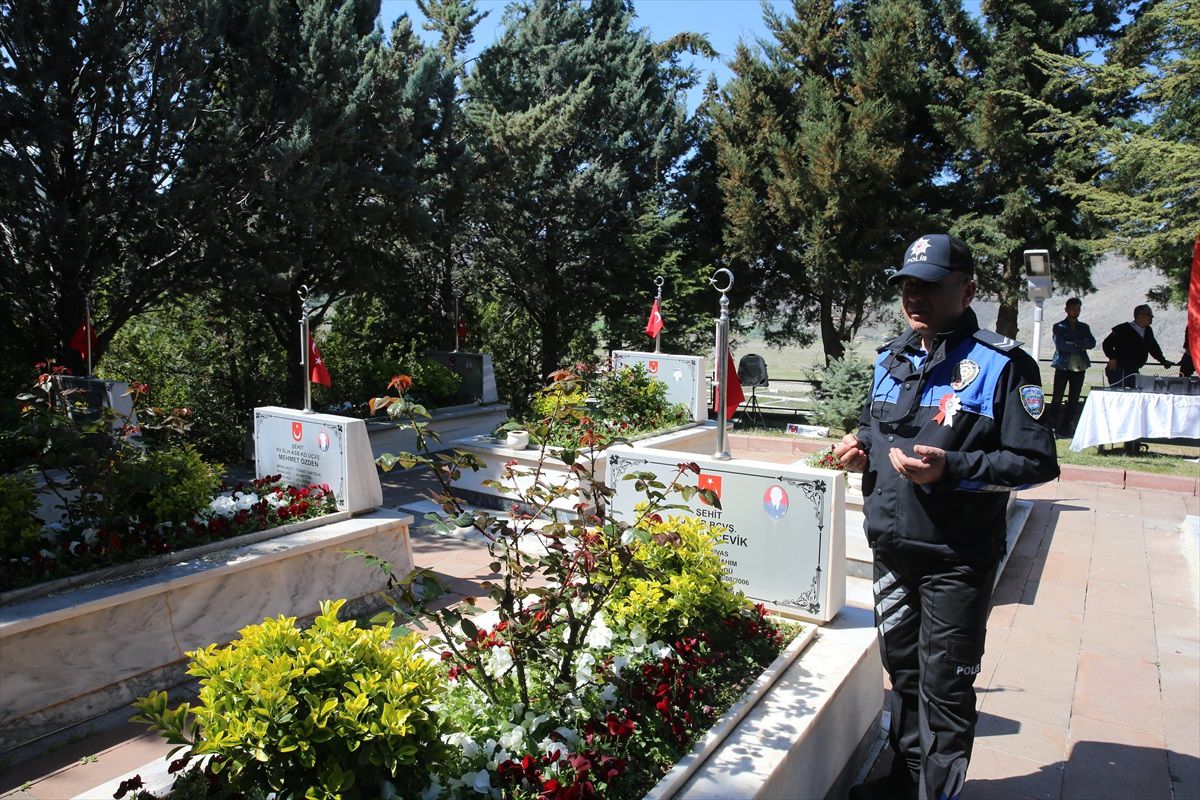 Vatandaşlar Ramazan Bayramı arifesinde şehitlik ve mezarlıkları ziyaret etti