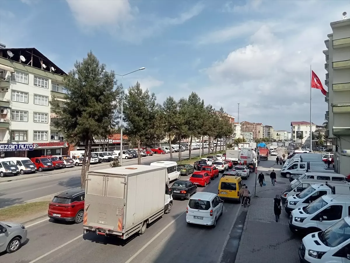 Ramazan Bayramı tatili dolayısıyla Samsun-Ordu kara yolunda trafik yoğunluğu yaşanıyor