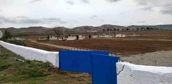 Sivas'ın Gemerek İlçesi Eskiçubuk Köyü Muhtarı Mezarlık Temizliği Yaptı