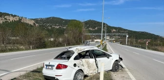 Sinop'ta otomobil refüje devrildi, 2 kişi ağır yaralandı