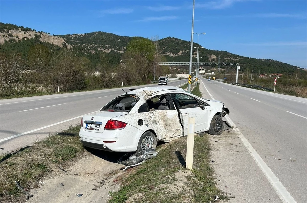 Sinop'ta otomobil refüje devrildi, 2 kişi ağır yaralandı