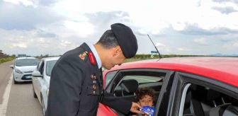 Adana İl Jandarma Komutanı Tümgeneral Çocuklara Şeker ve Hediye Verdi