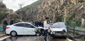 Kozan'da Otomobil Çarpışması: 6 Kişi Yaralandı