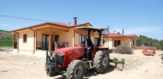 Depremzede Şahin ailesine yeni evleri teslim edildi