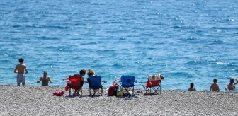 Antalya'da Güneşli Havada Sahiller Yoğunluk Oluşturdu