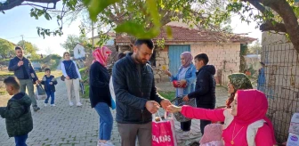 Manisa'nın Gördes ilçesinde bayram şekeri toplama geleneği sürüyor