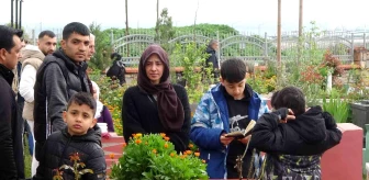 Depremde yakınlarını kaybeden Diyarbakırlılar bayram namazından sonra mezarlıkta dua etti