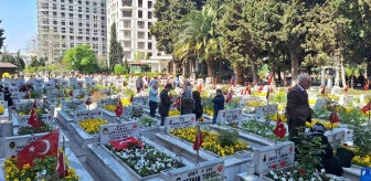 Şehit yakınları Edirnekapı Şehitliği'nde bayramı kutladı