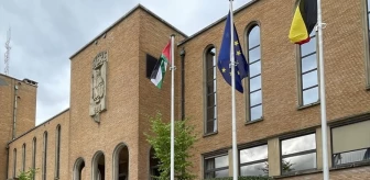 Belçika'nın başkenti Brüksel'deki Evere Belediyesi Filistin bayrağı asarak dayanışma sergiledi