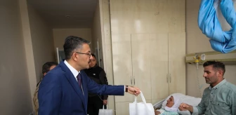 Hakkari Valisi Ali Çelik, kontrol noktalarında görev yapan güvenlik güçleri ile hastanede tedavi gören vatandaşları ziyaret etti