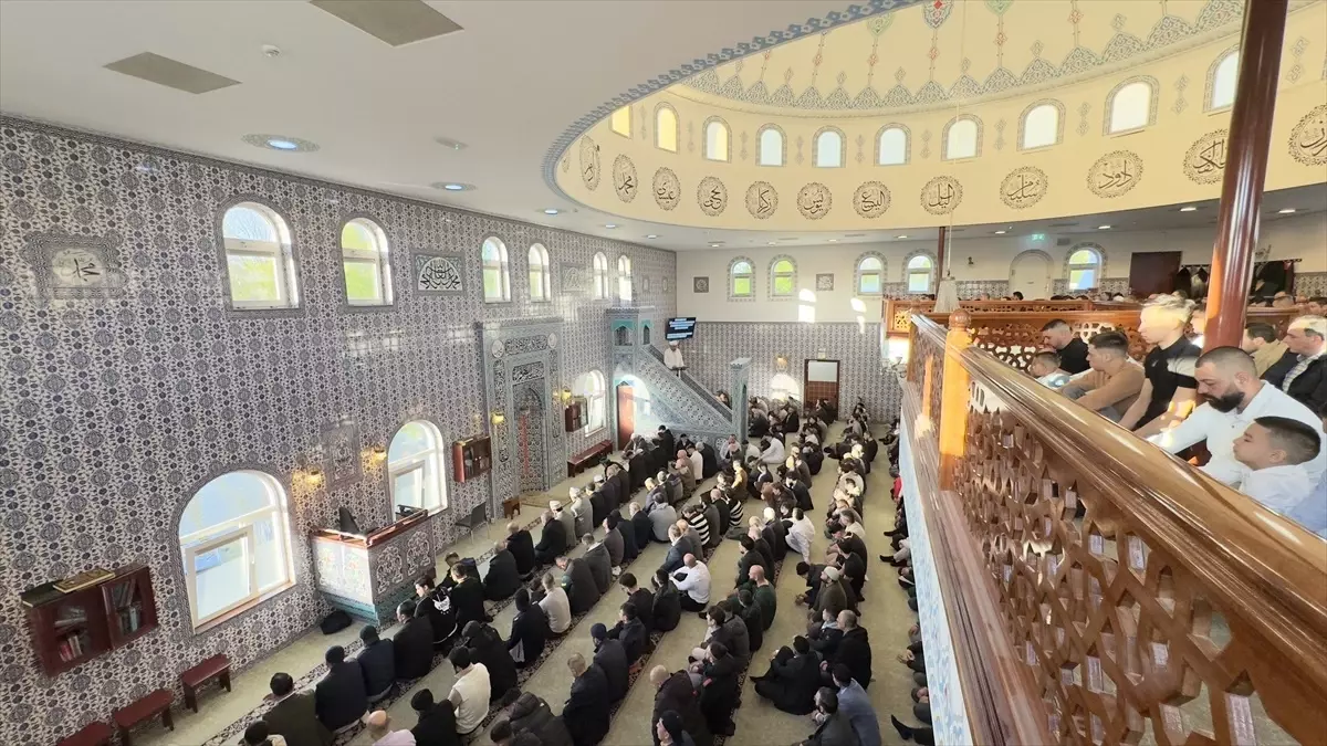 Hollanda'da Binlerce Müslüman Bayram Namazı Kıldı