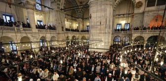 İstanbullular Bayram Namazı İçin Camilere Akın Etti